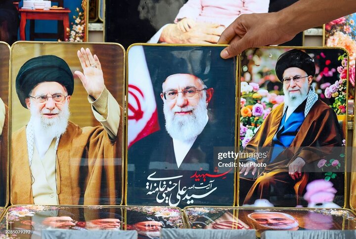 تقرير مصور/ عرض صور القادة الإيرانيين وشخصيات محور المقاومة خلال مجلس عزاء الإمام الحسين(ع) في كشمير بالهند