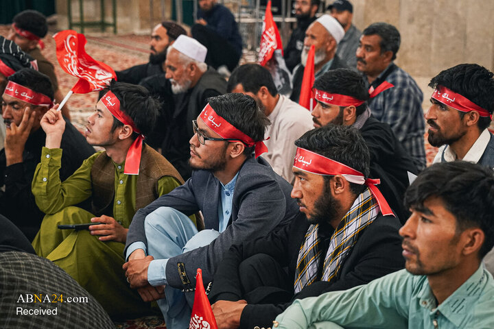 بزرگداشت رهبر شهید انقلاب با حضور زائران افغانستانی در حرم مطهر رضوی