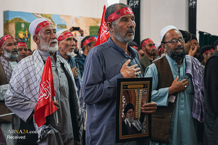بزرگداشت رهبر شهید انقلاب با حضور زائران افغانستانی در حرم مطهر رضوی