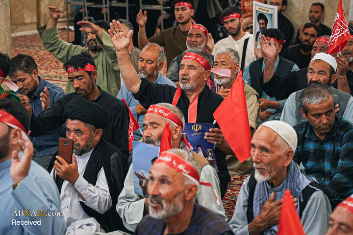 بزرگداشت رهبر شهید انقلاب با حضور زائران افغانستانی در حرم مطهر رضوی