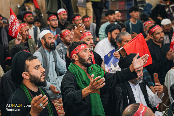 بزرگداشت رهبر شهید انقلاب با حضور زائران افغانستانی در حرم مطهر رضوی