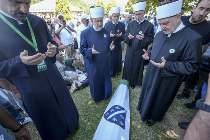 Di bîranîna salvegera 31-emîn a komkujîya Srebrenîtsa de؛
6 hezar beşdarî "Rêya Komkujiyê" ya Srebrenîtsa ji nû ve pêk anîn + Wêne