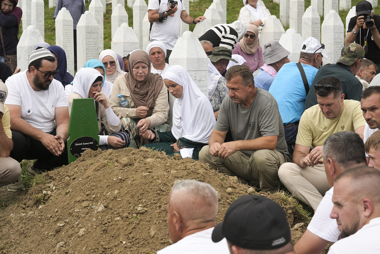Di bîranîna salvegera 31-emîn a komkujîya Srebrenîtsa de؛
6 hezar beşdarî "Rêya Komkujiyê" ya Srebrenîtsa ji nû ve pêk anîn + Wêne
