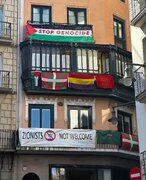 Paglalagay ng Dekorasyon sa Sampu-sampung Bahay at Balkonahe gamit ang Watawat ng Palestine sa Lungsod ng Pamplona sa Espanya