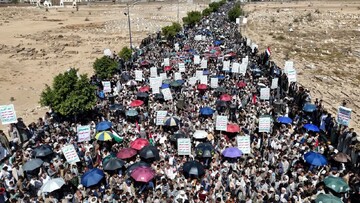 راهپیمایی‌های گسترده در یمن در محکومیت حمله به فرودگاه صنعاء