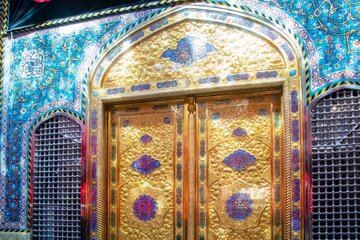 إنهاء تنصيب العمود الوسطي لباب الرأس الشريف في مرقد أبي الفضل العباس (ع)