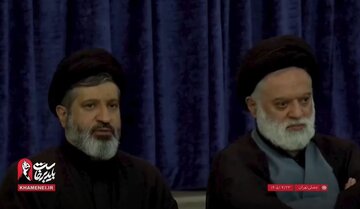 فیدیو | حضور أبناء القائد الشهيد في مراسم إحياء ذكرى المجاهد الكبير آية الله العظمى السيد علي خامنئي في مصلّى طهران