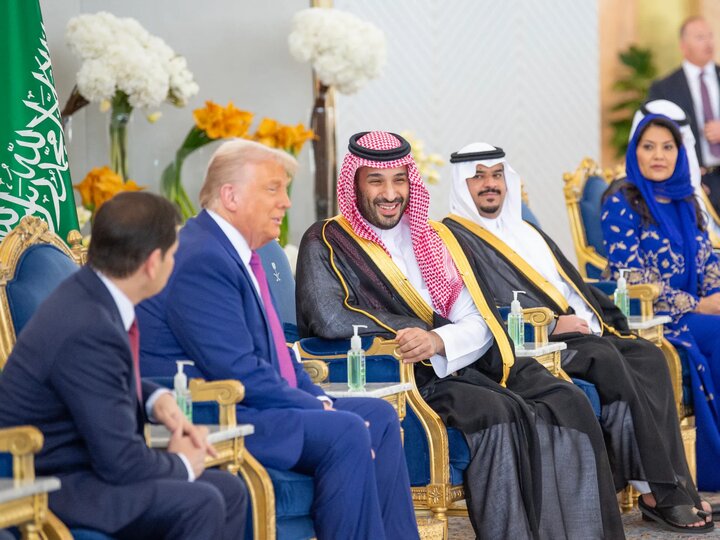 المجرم ترامب يطالب دول عربية في الخليج الفارسي بدفع فاتورة "الحماية الأميركية"