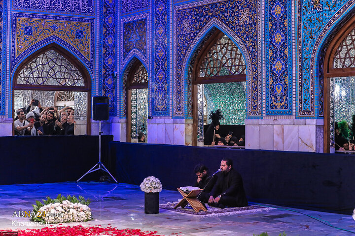 تقرير مصور/ تجمّع المشيّعون في رواق دار الذكر لزيارة قبر القائد الشهيد المبارك في حرم الإمام الرضا (ع)