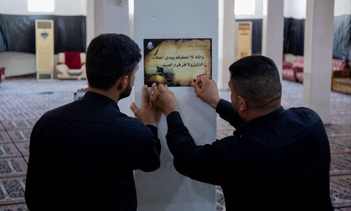 تقرير مصور/ العتبة الحسينية تنشر مطبوعات توعوية تتضمّن أحاديث أهل البيت (ع) في مساجد كربلاء