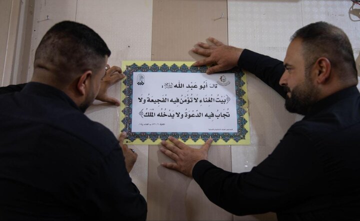 تقرير مصور/ العتبة الحسينية تنشر مطبوعات توعوية تتضمّن أحاديث أهل البيت (ع) في مساجد كربلاء