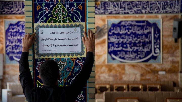 تقرير مصور/ العتبة الحسينية تنشر مطبوعات توعوية تتضمّن أحاديث أهل البيت (ع) في مساجد كربلاء