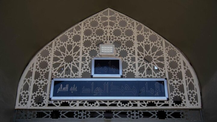 تقرير مصور/ العتبة الحسينية تنشر مطبوعات توعوية تتضمّن أحاديث أهل البيت (ع) في مساجد كربلاء