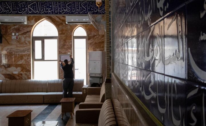 تقرير مصور/ العتبة الحسينية تنشر مطبوعات توعوية تتضمّن أحاديث أهل البيت (ع) في مساجد كربلاء
