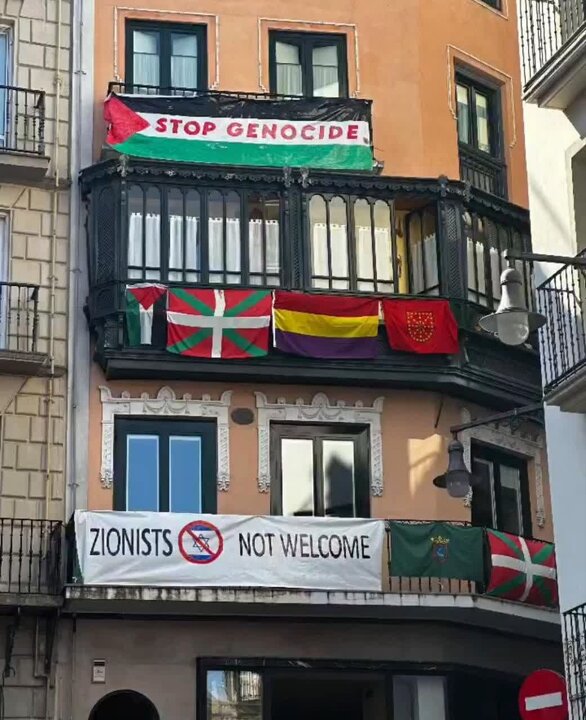 Paglalagay ng Dekorasyon sa Sampu-sampung Bahay at Balkonahe gamit ang Watawat ng Palestine sa Lungsod ng Pamplona sa Espanya