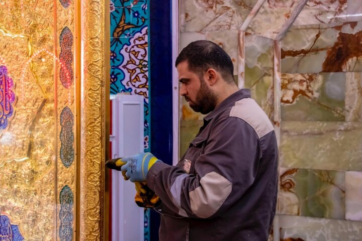 تقرير مصور/ إنهاء تنصيب العمود الوسطي لباب الرأس الشريف في مرقد أبي الفضل العباس (ع)