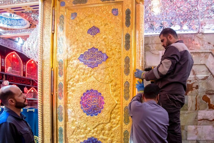 تقرير مصور/ إنهاء تنصيب العمود الوسطي لباب الرأس الشريف في مرقد أبي الفضل العباس (ع)
