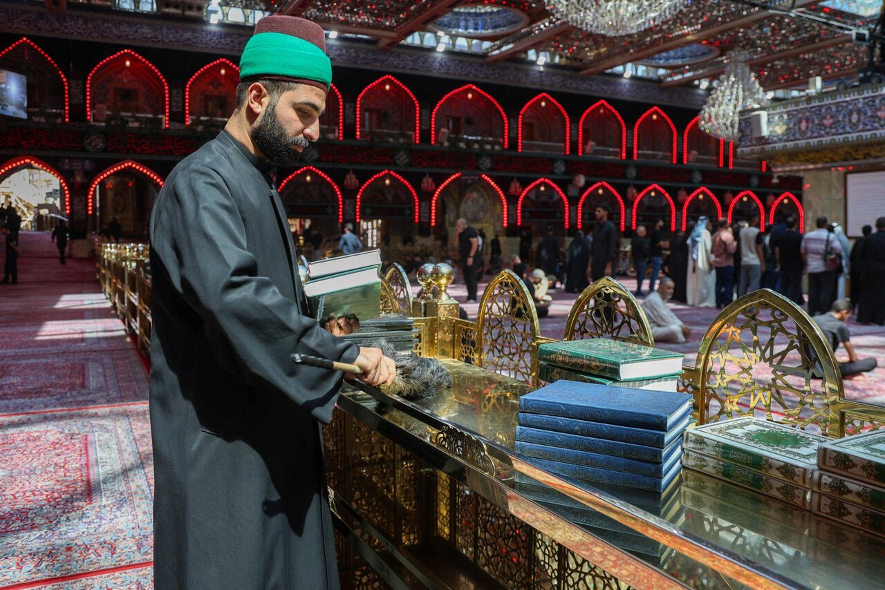 Sayed Servants carrying out a campaign to clean courtyard of al-Abbas Shrine (+Photos)