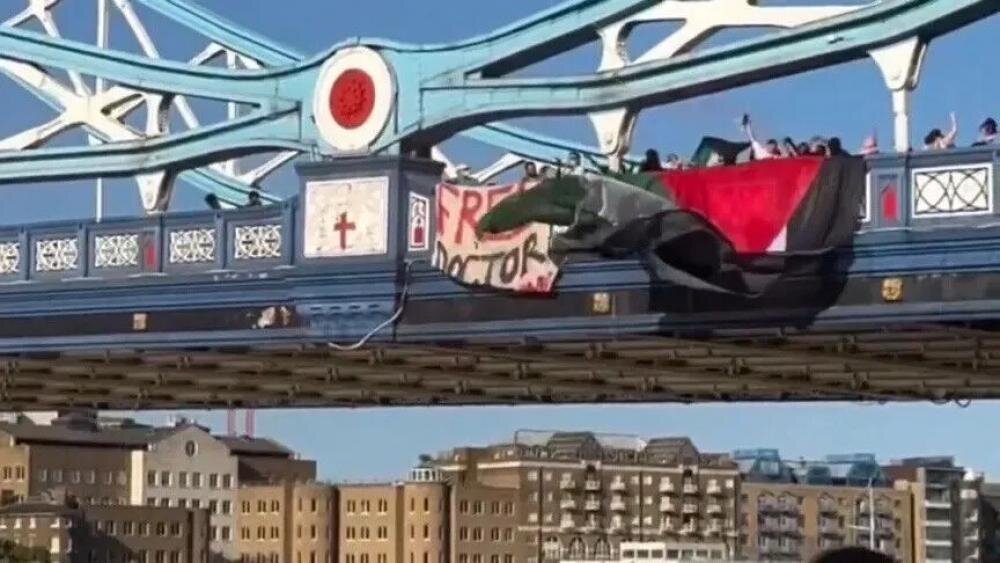 Pro‑Palestine Activists Raise Flag on London’s Tower Bridge, Demand Release of Dr. Hussam Abu Safiya