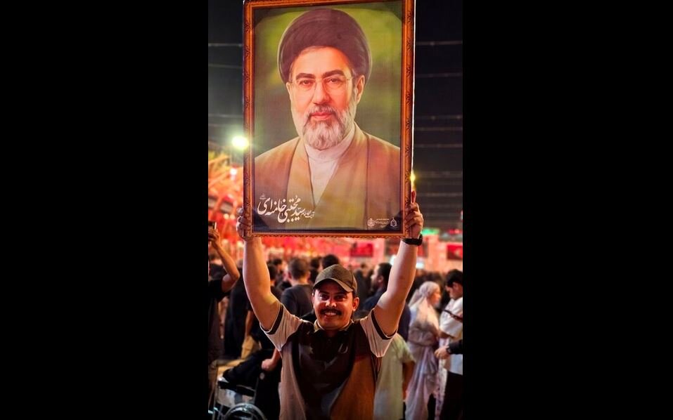 Video: Iraqis take a souvenir photo with image of Ayatollah Sayyed Mojtaba Khamenei, in front of Abna’s camera