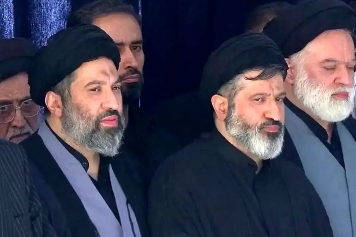 مراسم گرامیداشت رهبر شهید در مصلی تهران آغاز شد/ حضور گسترده اقشار مختلف با پرچم‌ها و پلاکاردهای مقاومت