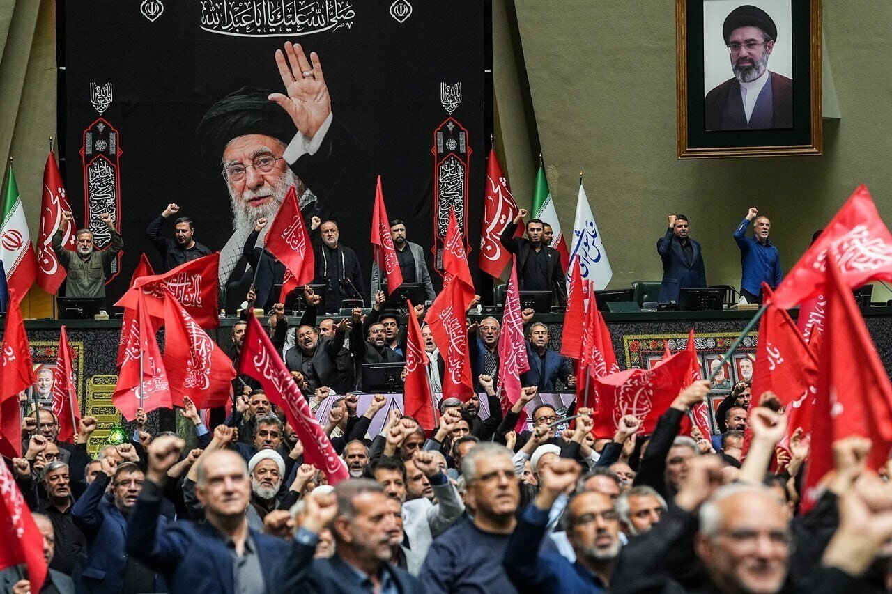 180 deputados iranianos pedem rescisão de acordo e novas regras para Estreito de Ormuz