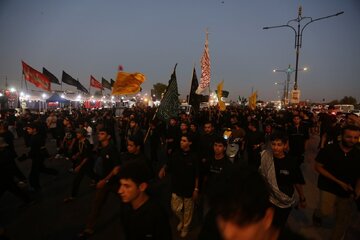 تقرير مصور/ انطلاق حشود الزائرين من البصرة الى كربلاء سيرا على الاقدام