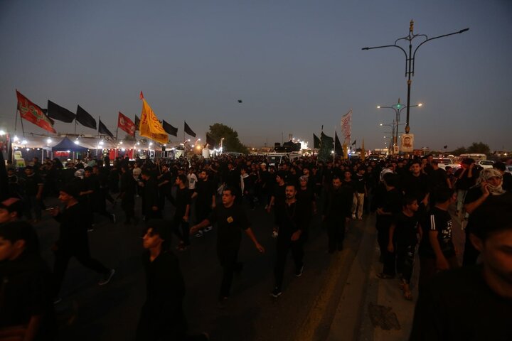 تقرير مصور/ انطلاق حشود الزائرين من البصرة الى كربلاء سيرا على الاقدام