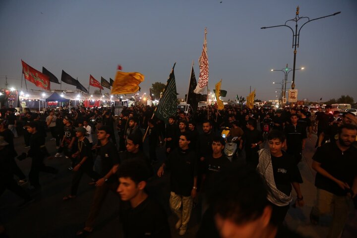 تقرير مصور/ انطلاق حشود الزائرين من البصرة الى كربلاء سيرا على الاقدام