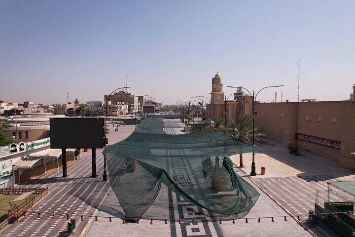 تقرير مصور/ تظليل 6000 متر مربع في مسجد الكوفة استعداداً لأيام الأربعين
