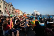 Malawakang Protesta sa Venice Kasabay ng Pagdating ng Embahador ng Amerika sa Pamamagitan ng Isang Marangyang Yate