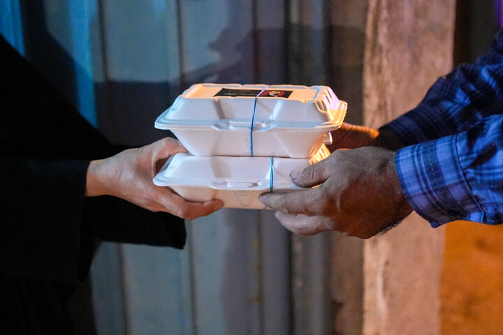 Photos: Astan Quds Razavi Distributes 8,000 Portions of Blessed Food in Memory of Martyred Leader of Revolution