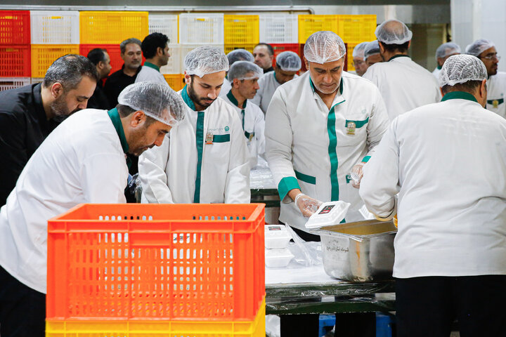 Photos: Astan Quds Razavi Distributes 8,000 Portions of Blessed Food in Memory of Martyred Leader of Revolution