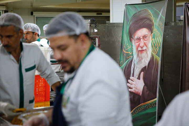 Photos: Astan Quds Razavi Distributes 8,000 Portions of Blessed Food in Memory of Martyred Leader of Revolution