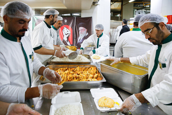 Photos: Astan Quds Razavi Distributes 8,000 Portions of Blessed Food in Memory of Martyred Leader of Revolution