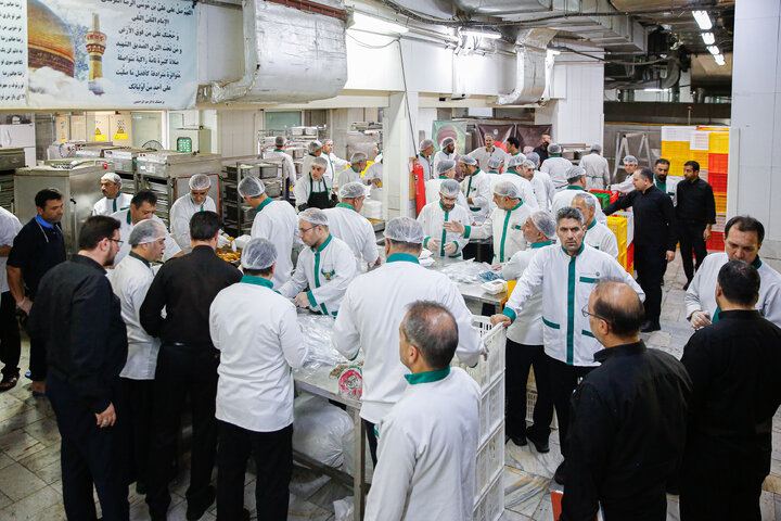 Photos: Astan Quds Razavi Distributes 8,000 Portions of Blessed Food in Memory of Martyred Leader of Revolution