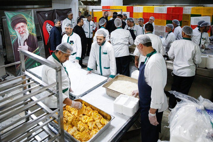 Photos: Astan Quds Razavi Distributes 8,000 Portions of Blessed Food in Memory of Martyred Leader of Revolution