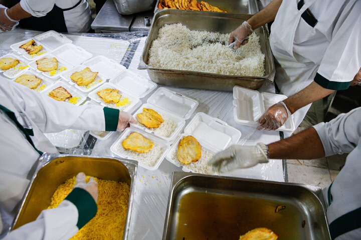 Photos: Astan Quds Razavi Distributes 8,000 Portions of Blessed Food in Memory of Martyred Leader of Revolution