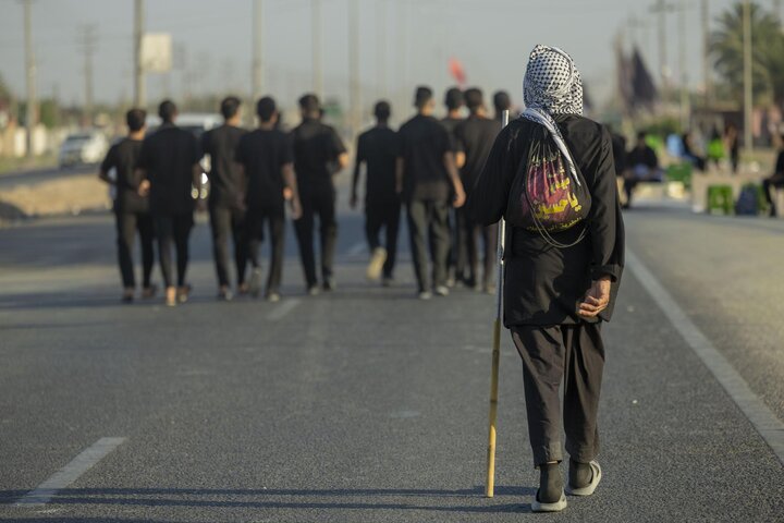 تقرير مصور/ الزائرون يواصلون سيرهم من البصرة إلى كربلاء لإحياء زيارة الأربعين