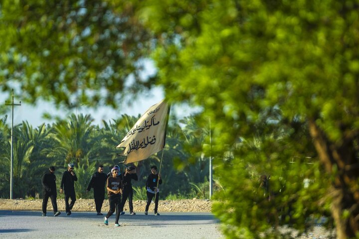 تقرير مصور/ الزائرون يواصلون سيرهم من البصرة إلى كربلاء لإحياء زيارة الأربعين