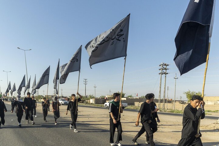 تقرير مصور/ الزائرون يواصلون سيرهم من البصرة إلى كربلاء لإحياء زيارة الأربعين