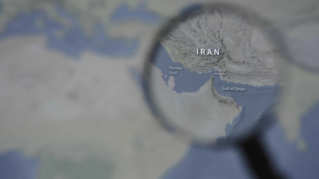 Hürmüz'den izinsiz geçiş yapan bir gemiye operasyon düzenlendi
