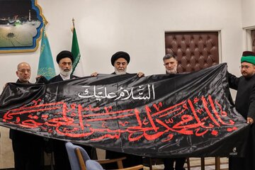 تقرير مصور/ تسليم راية الإمام الحسن (عليه السلام) إلى مسجد جمكران في مدينة قم