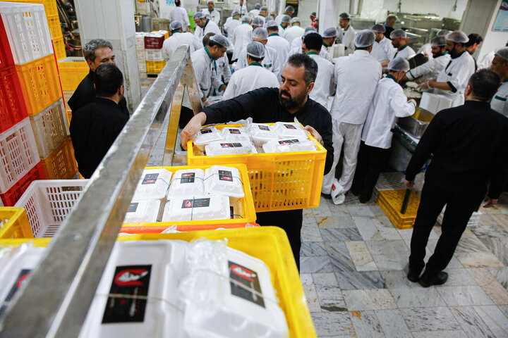 تقرير مصور/ العتبة الرضوية المقدسة توزع 8000 وجبة طعام مباركة إحياءً لذكرى الشهيد الإمام الخامنئي