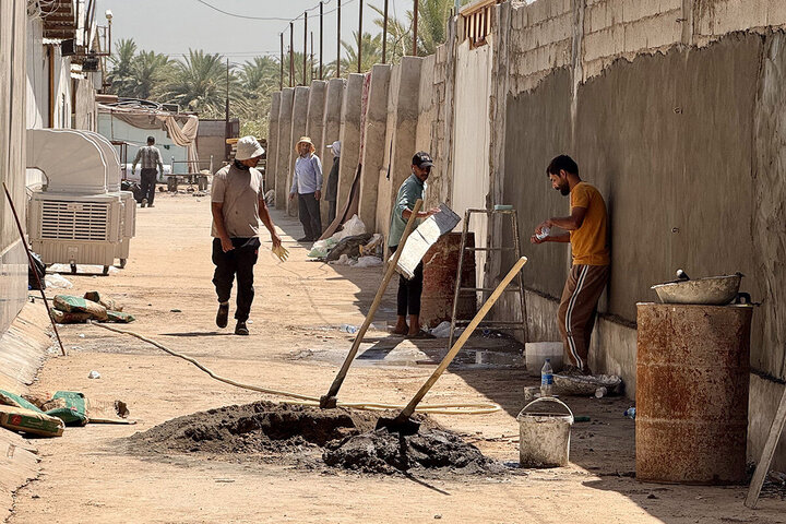 تقرير مصور/ جهود خدام مرقد السيدة المعصومة لتجهيز خيم الأربعين عند العمود ١٠٨٠ بالعراق