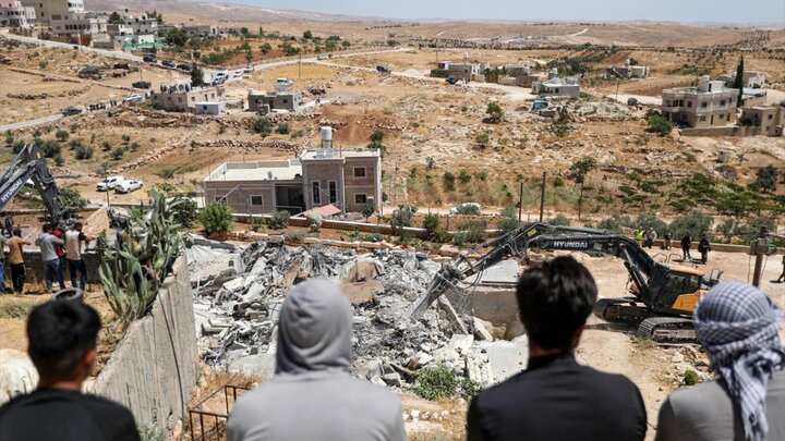 گزارش تصویری/ اسرائیل یک خانه فلسطینی را با بولدوزر تخریب کرد