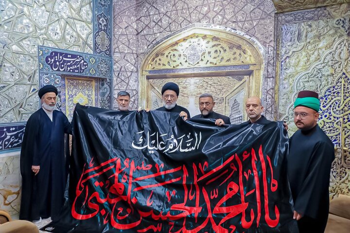 تقرير مصور/ تسليم راية الإمام الحسن (عليه السلام) إلى إدارة مرقد السيدة المعصومة (عليها السلام)