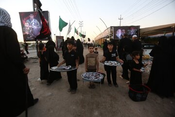 تقرير مصور/ موكب صغير يقدم خدمات لزوار الأربعين للإمام الحسين (ع) في طريق البصرة كربلاء