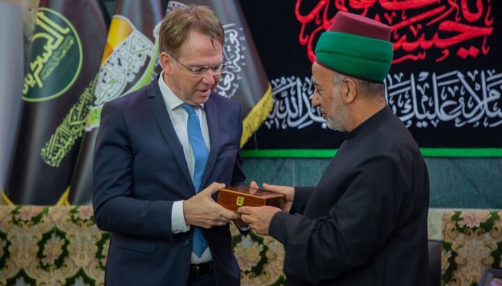 تقرير مصور/ نائب الأمين العام للعتبة الحسينية يستقبل سفير فرنسا بالعراق