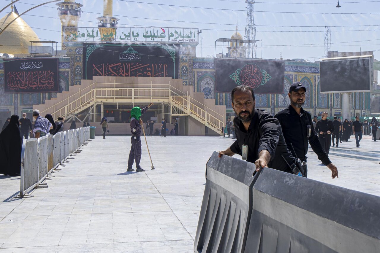 Installing plastic barriers in Bayn Al-Haramayn in preparation for Ziyarat Arbaeen (+Photos)